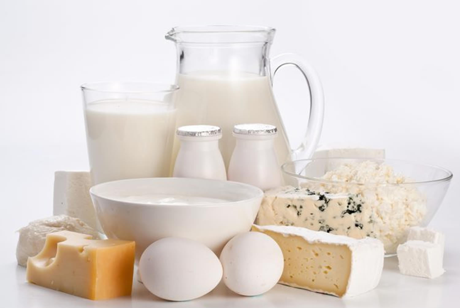 Что такое молочный белок. Молочные продукты. Молочная продукция на белом фоне. Молочные и кисломолочные продукты. Молочная продукция, сыры, яйца.
